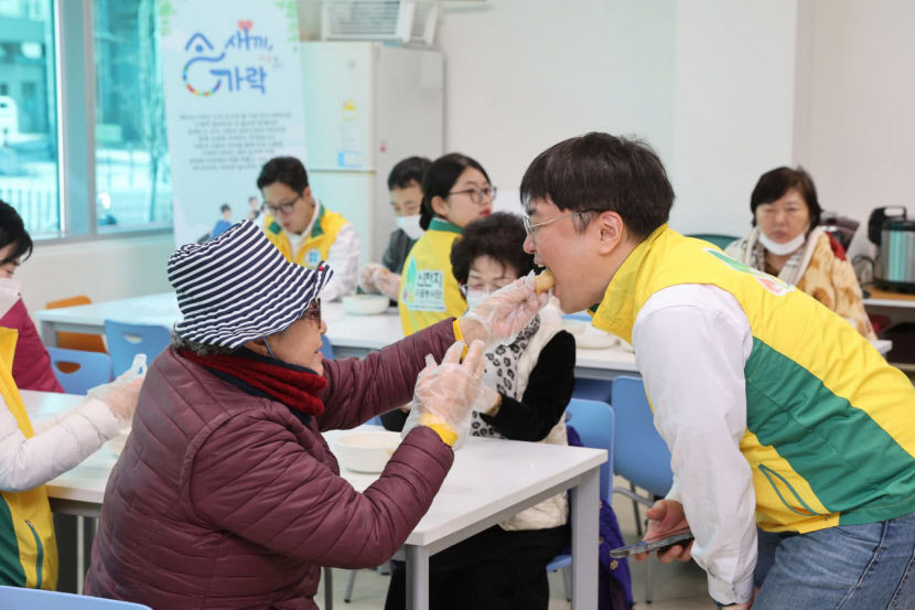 지체 장애인, 일일 요리사 되다…신천지자원봉사단 대구지부 새끼손가락 봉사