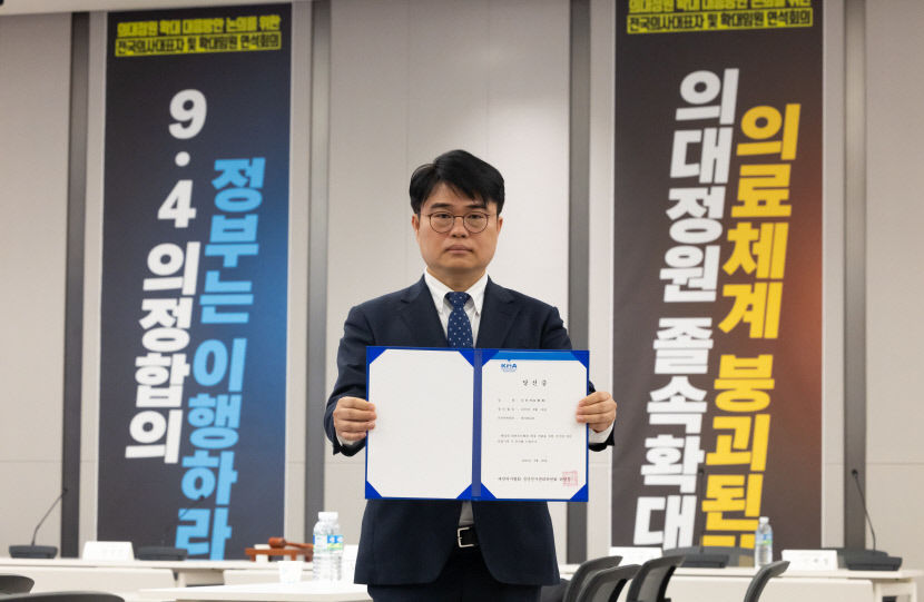[속보] 차기 의협회장에 강성 임현택 소청과의사회장…65% 득표로 당선