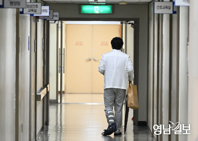 [포토뉴스] 깁스한 채 이동하는 대학병원 의료진