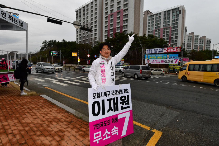 공식 선거 운동으로 달아오른 포항…출근인사로 일정 시작