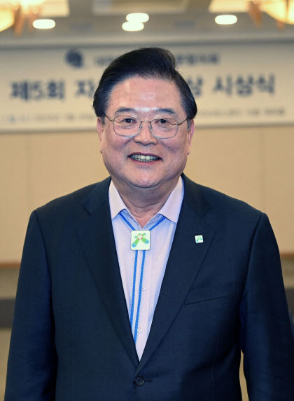 대신협, 우동기 지방시대위원장에게 자치분권 대상 수여