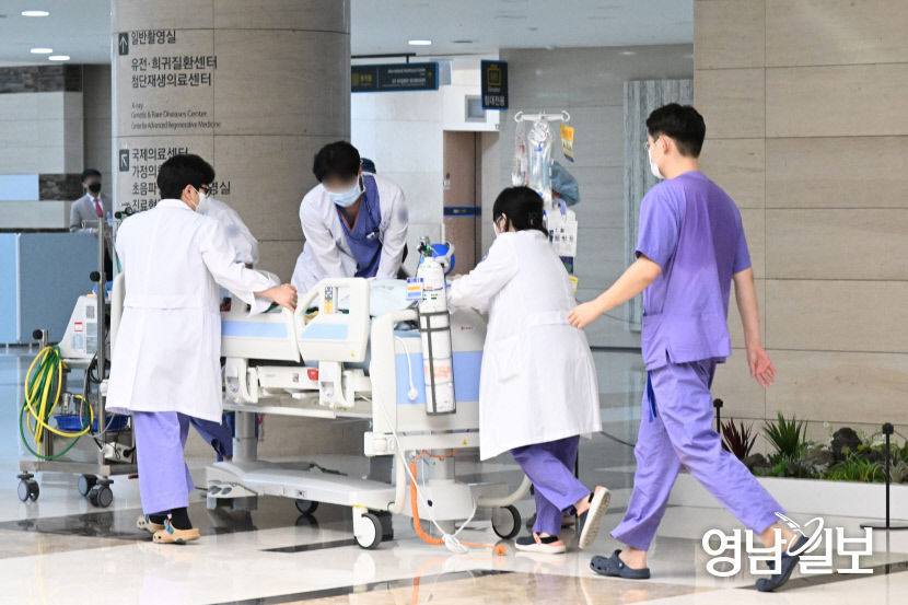 [포토뉴스] CPR하며 이동하는 대학병원 의료진