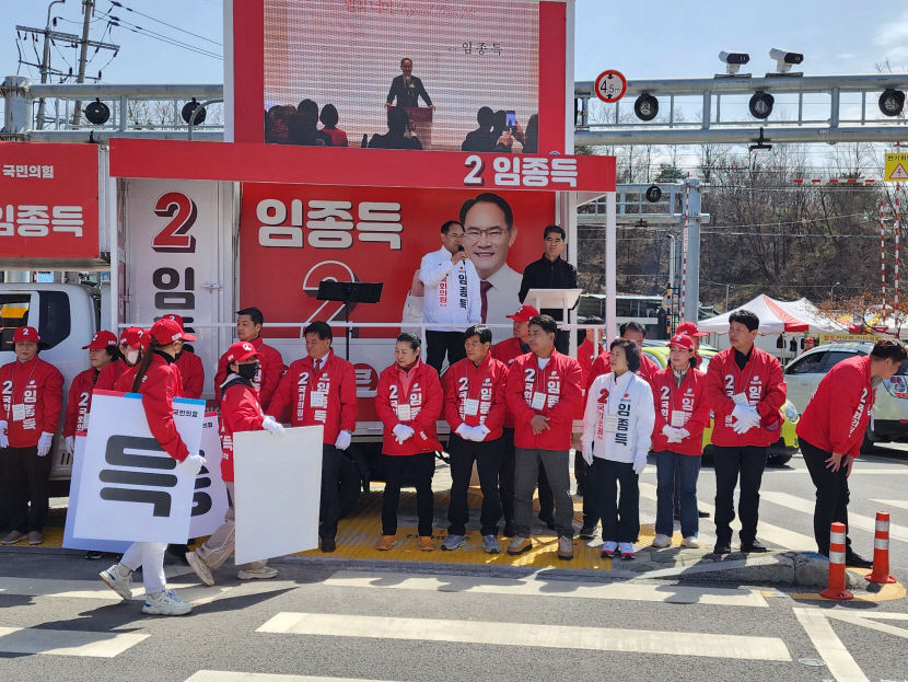 공식 선거운동 첫 주말…경북 영주 與野 후보들, 전통시장 유세 열기 후끈