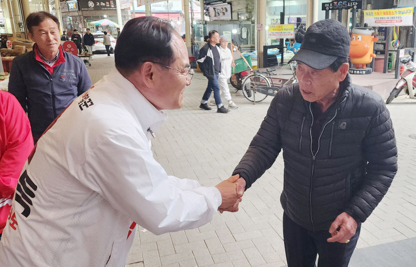 공식 선거운동 첫 주말…경북 영주 與野 후보들, 전통시장 유세 열기 후끈