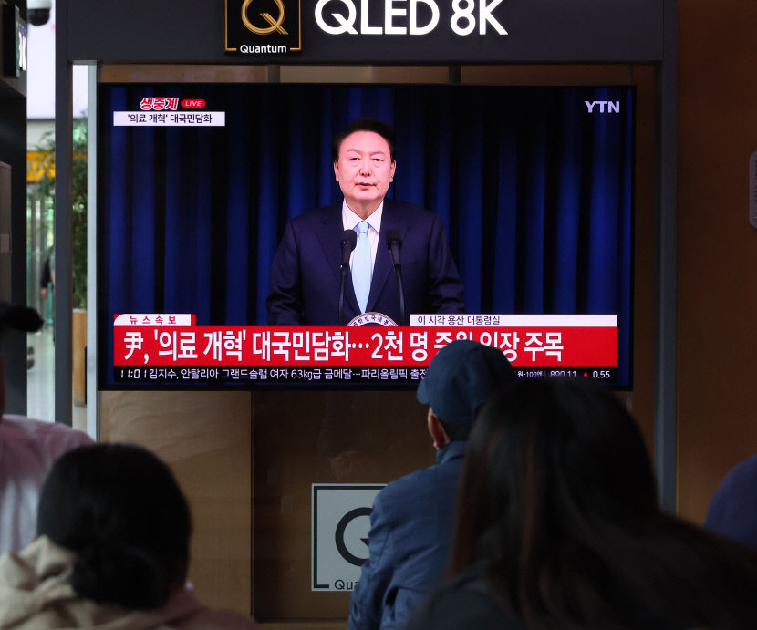 [속보] 尹 고령화·미용성형 등으로 의사 매년 1천명 줄어…해외 비교해도 크게 부족
