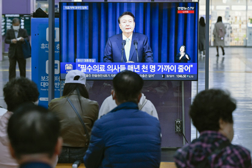 꿈쩍 않는 의사들…정부와 의사 강 대 강 대치 장기화 될 듯