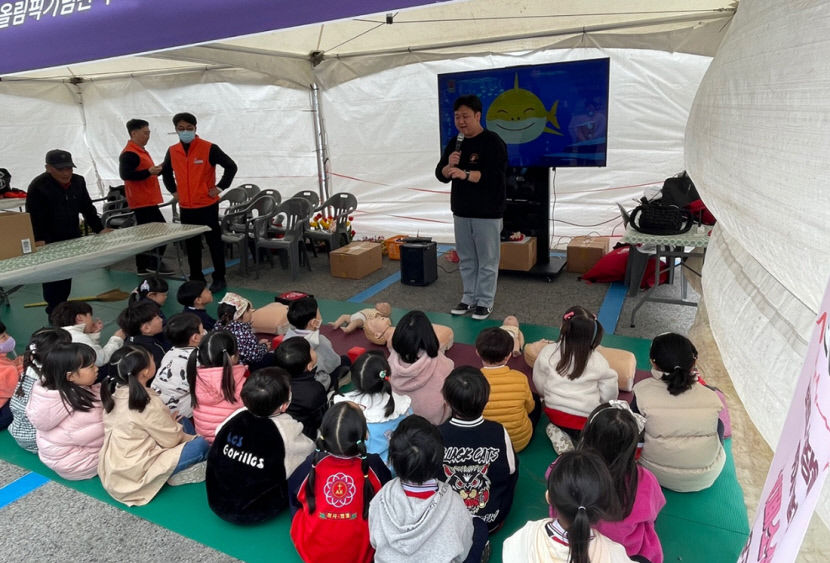 상춘객에 심폐소생술 교육·음료 제공…구미도시公 벚꽃축제장 행복나눔 봉사