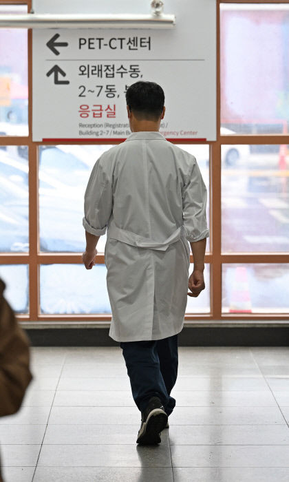 손 내민 대통령에…의협 환영 대전협 침묵