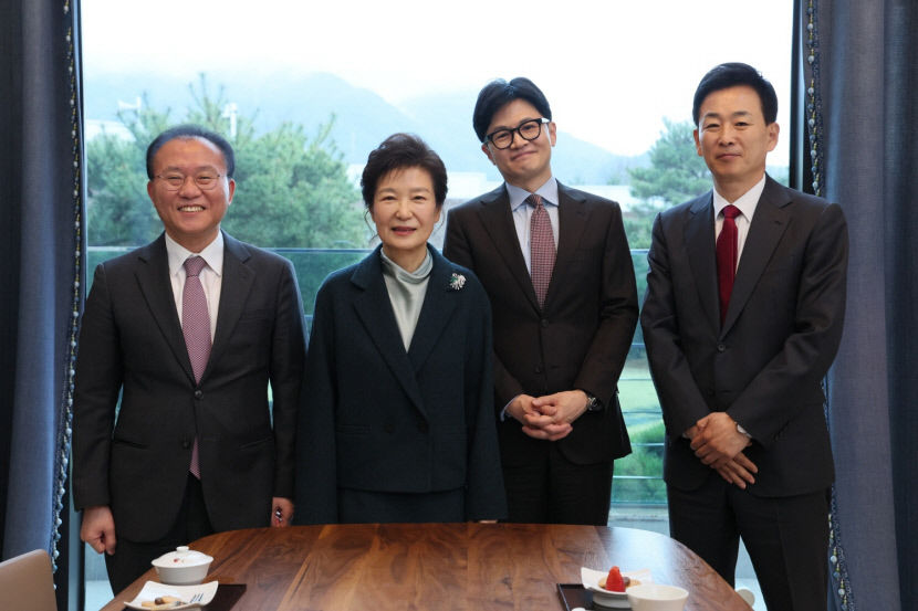 잊혀지고 싶다던 전직 대통령 文, 최전선 서고…선거의 여왕 朴은 지원 유세 일정 없다