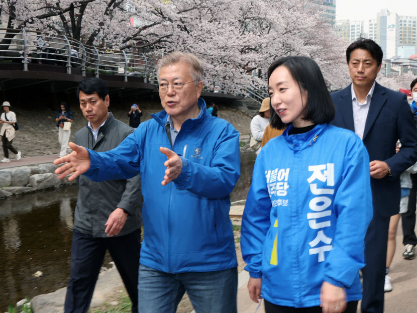 잊혀지고 싶다던 전직 대통령 文, 최전선 서고…선거의 여왕 朴은 지원 유세 일정 없다