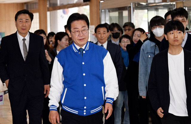 이재명, KAIST 학생들과 사전투표…젊은 과학도 위해 투표