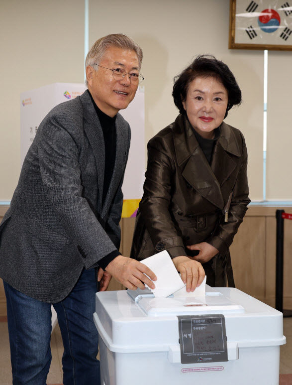 문재인 전 대통령, 양산서 사전투표 野 많이 승리하길