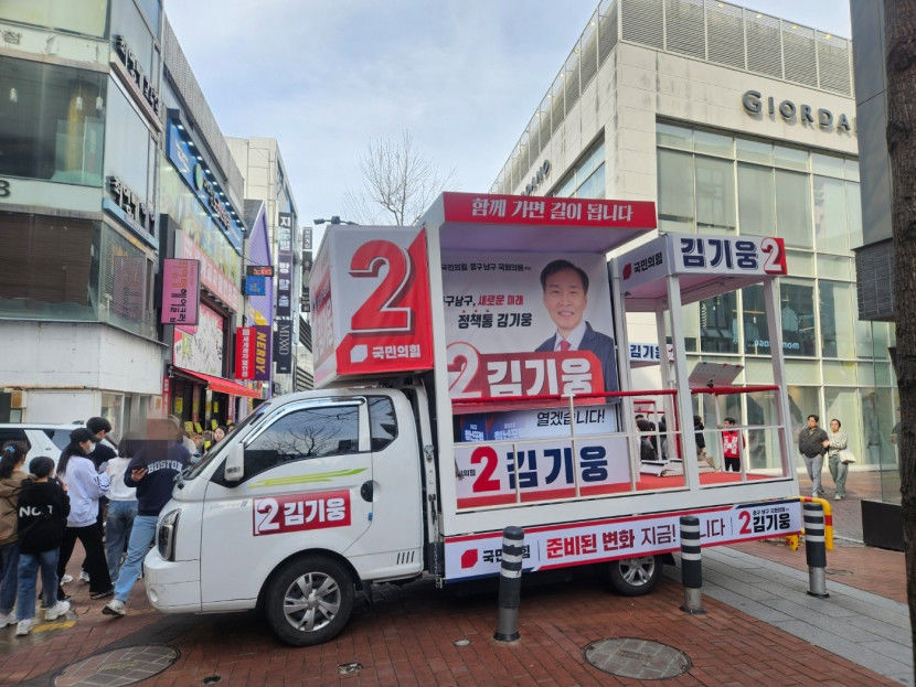 유세차 벌써부터 주차전쟁…한동훈·도태우 유세 앞 긴장감 감도는 동성로