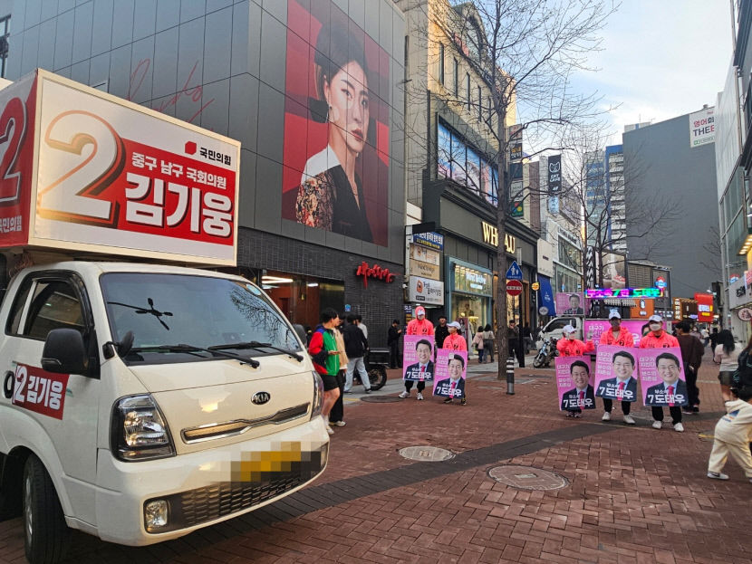[포토뉴스] 한동훈·도태우 유세 앞둔 6일 동성로…국민의힘 측 도 후보가 유세차 봉쇄 고발
