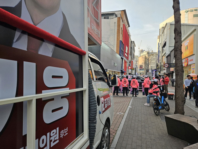 [포토뉴스] 한동훈·도태우 유세 앞둔 6일 동성로…국민의힘 측 도 후보가 유세차 봉쇄 고발