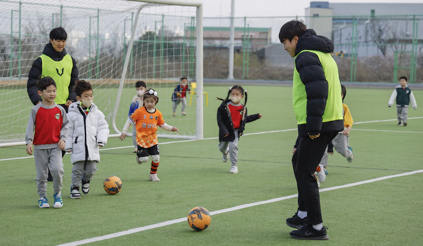 U 리그 개막전 어린이 초청…잊지못할 추억 선물