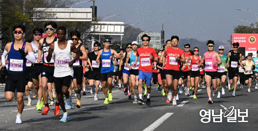 [포토뉴스] 힘차게 달리는 2024 대구국제마라톤 참가자들