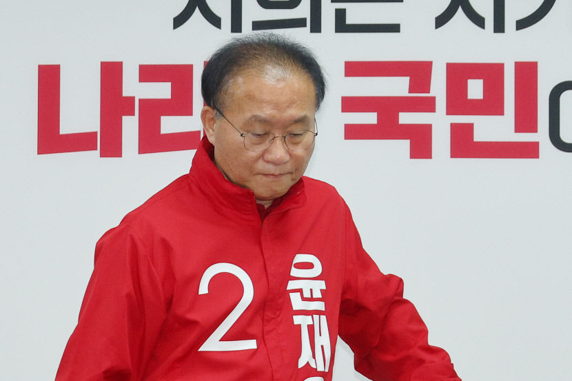 與 탄핵, 개헌 막아달라 vs 野 악어의 눈물에 속지 말라