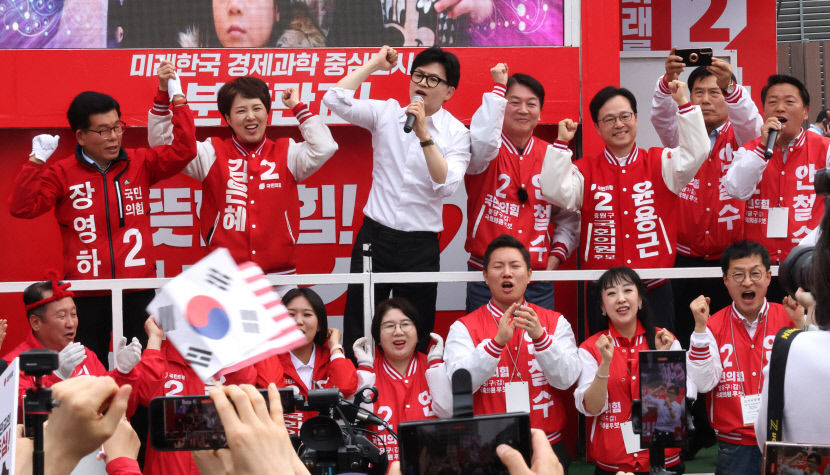 與 탄핵, 개헌 막아달라 vs 野 악어의 눈물에 속지 말라