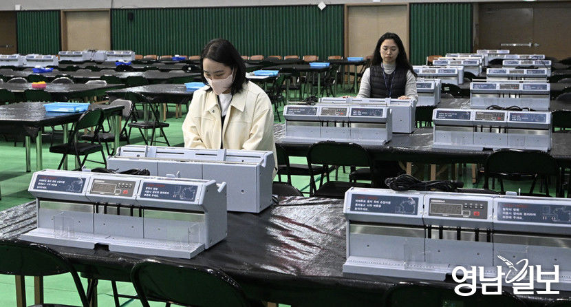[포토뉴스] 총선 개표소 막바지 점검
