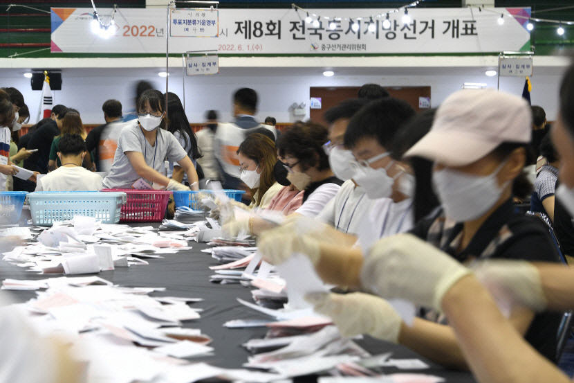 투표사무원 14시간 일해도 수당은 13만원 공무원 울리는 선거사무