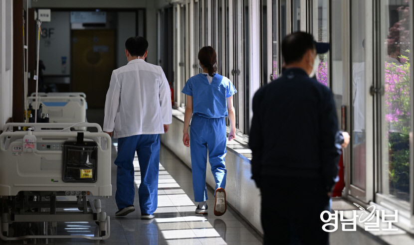 [포토뉴스] 병동으로 이동하는 대구 한 대학병원 의료진