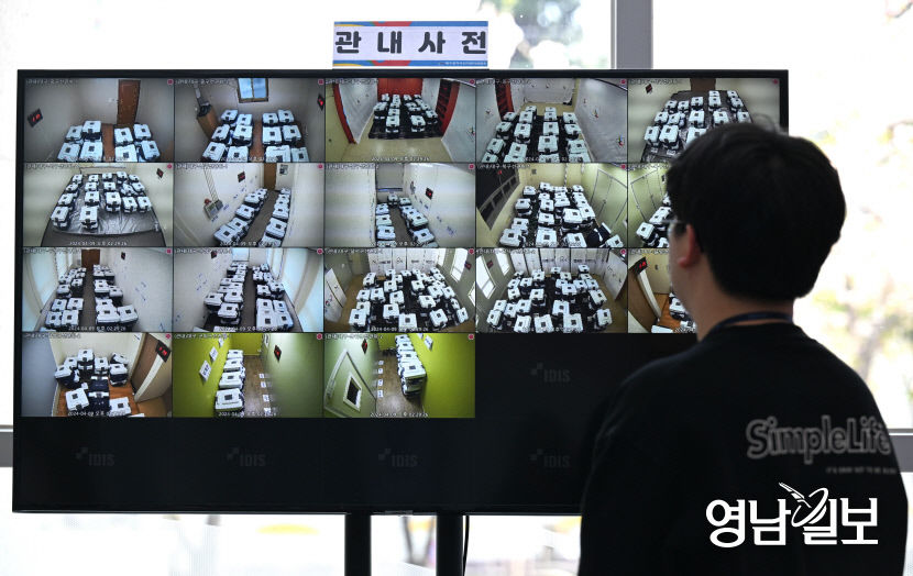[포토뉴스] 사전투표보관소 CCTV 감시하는 대구 선관위 직원