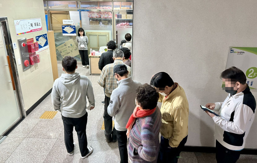 [4·10 총선 투표소] 대구 최대 격전지 중·남구 투표소 이른 새벽부터 긴 줄 이어져