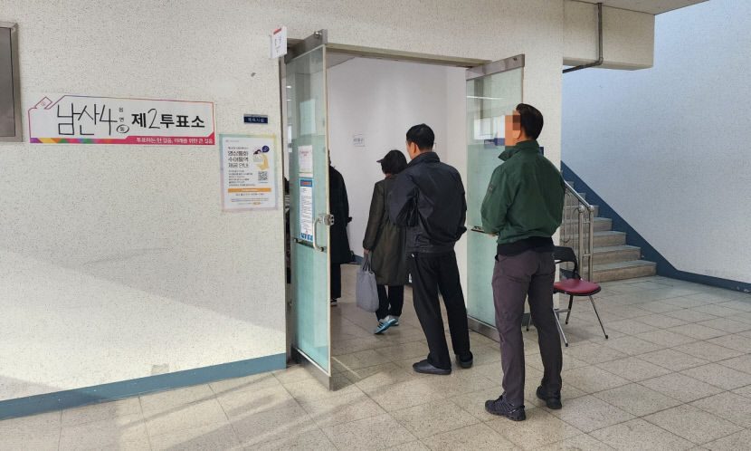 [4·10 총선 투표소] 대구 최대 격전지 중·남구 투표소 이른 새벽부터 긴 줄 이어져