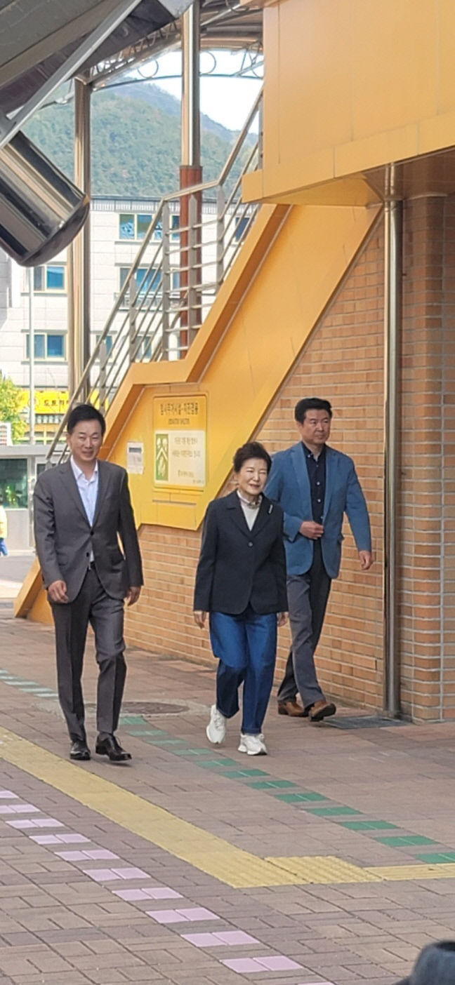 [4·10 총선 투표소] 박근혜 전 대통령 비슬초에서 투표 국민도 꼭 투표 해 달라