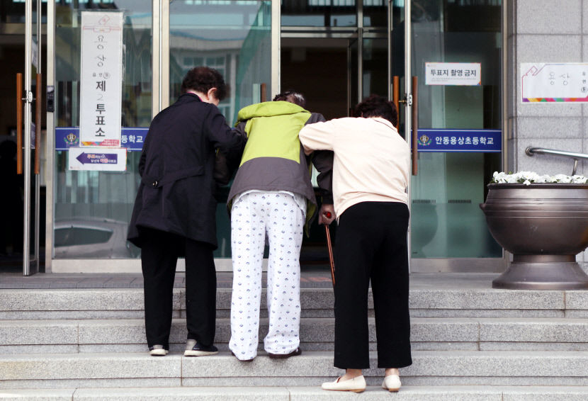 [포토뉴스] 소중한 한 표 행사합니다.