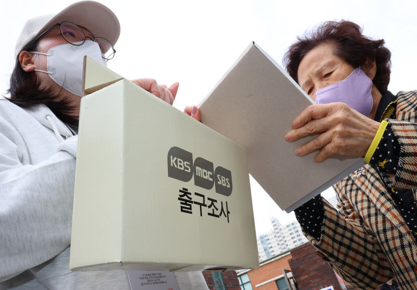 [속보] 방송 3社 출구조사 민주·연합 183~197석·국민의힘 85~99석