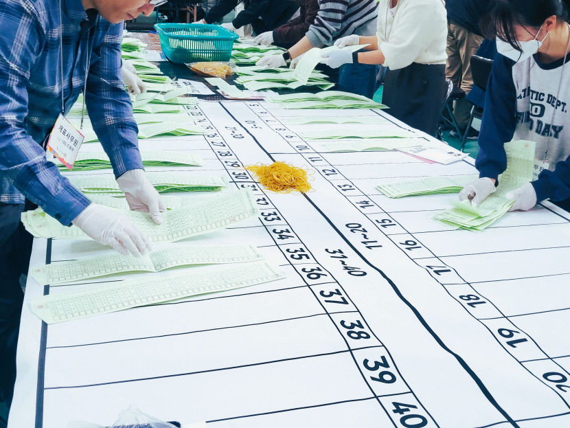 [4·10 총선 개표소] 사전투표 먼저 개봉하라…격전지 대구 중·남구 개표소 고성 오가 일촉즉발 긴장
