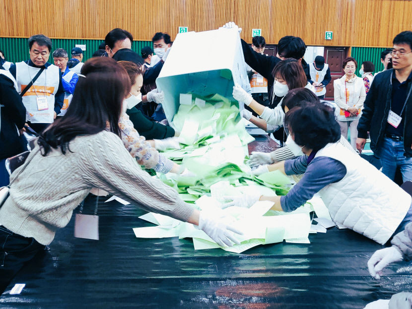 [4·10 총선 개표소] 사전투표 먼저 개봉하라…격전지 대구 중·남구 개표소 고성 오가 일촉즉발 긴장