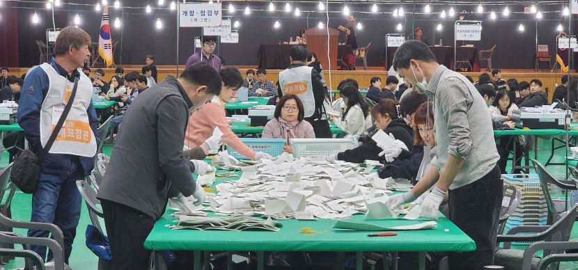 [4·10 총선 개표소] 영주, 수검표 29년 만에 부활