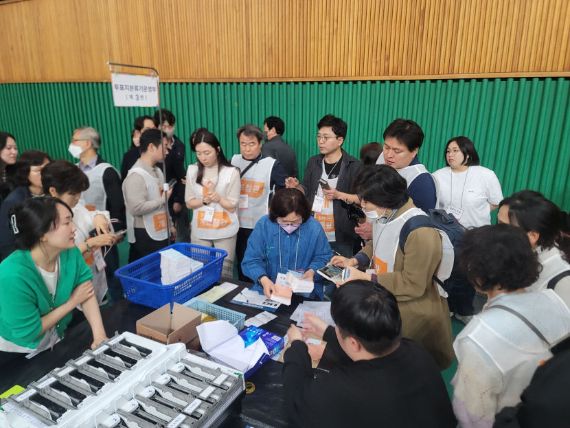 [4·10 총선 개표소]대구 남구 개표소서 가짜 투표용지 소동…기존 투표지보다 1.5배 긴 용지 발견