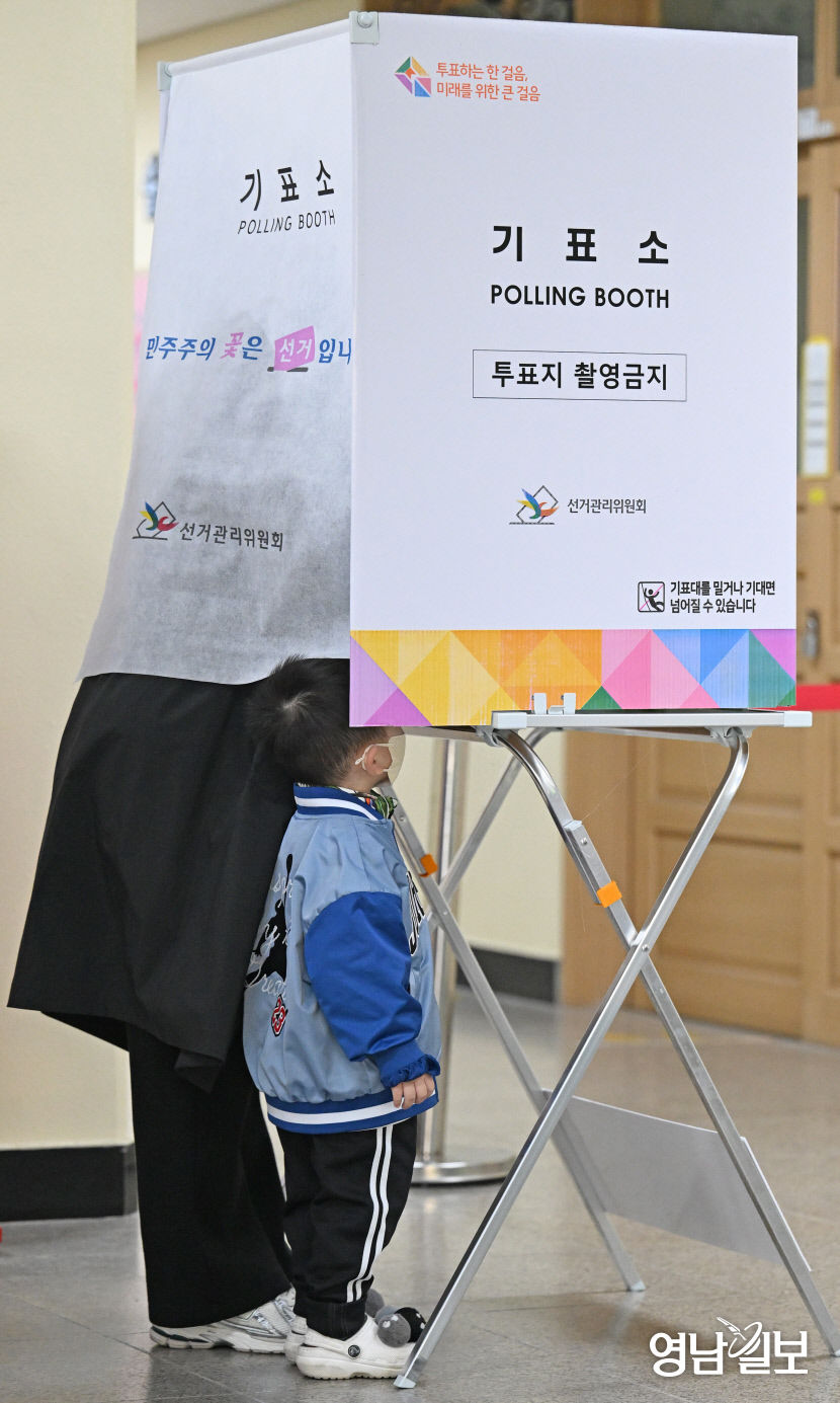 [포토뉴스] 기표소 안이 궁금한 어린이