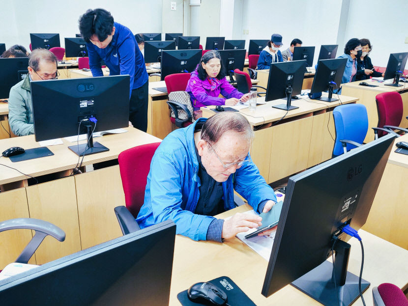 키오스크 공포증 싹 사라졌다 대구 동구 정보화 교육현장 가보니
