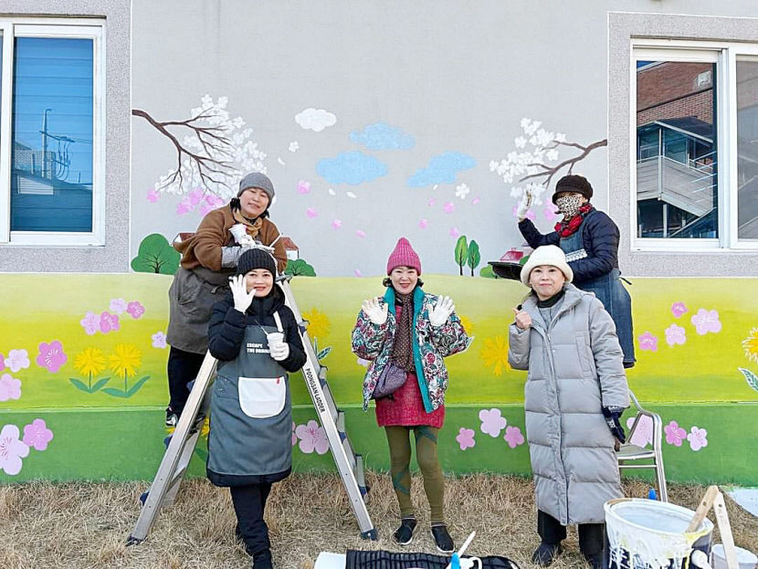 [동네뉴스] 벽화는 중독이다 벽화 그리는 시인 곽도경씨