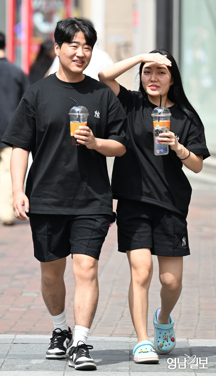[포토뉴스] 초여름 날씨에 대구시민들 반팔, 반바지차림