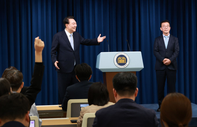 17개월만에 기자들과 질의 응답 도어스테핑 부활할까