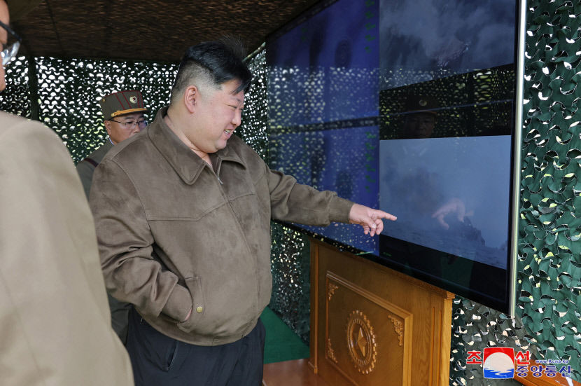 北김정은 전술핵 운용 다중화 핵반격가상전술훈련 첫 지도