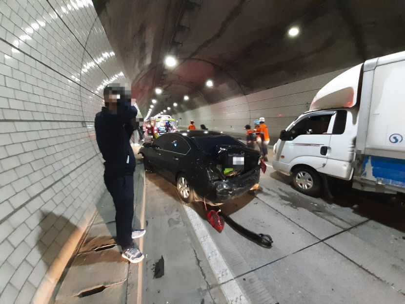 경북 칠곡 중앙고속도로 다부터널서 4중 추돌사고…운전자 등 4명 중·경상