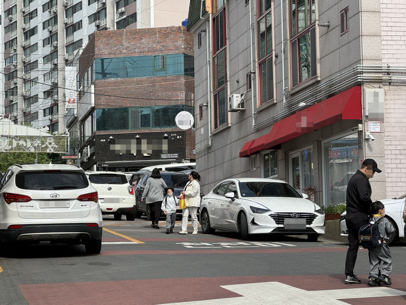 車道 가운데로 떠밀린 아이들 달서구 어린이보호구역 불법 주차 만연