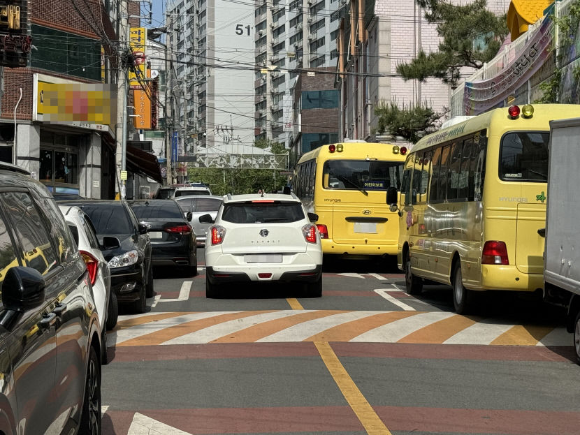 車道 가운데로 떠밀린 아이들 달서구 어린이보호구역 불법 주차 만연