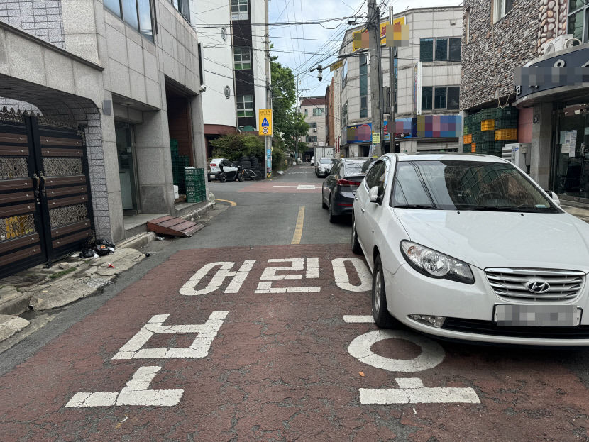 車道 가운데로 떠밀린 아이들 달서구 어린이보호구역 불법 주차 만연