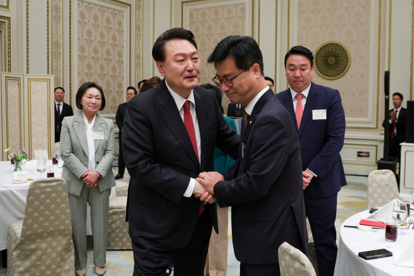 尹 대통령, 與 낙선·낙천 의원 만나 우리는 정치적 운명공동체