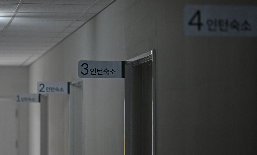 의대 교수들 25일부터 예정대로 사직 vs 정부 흔들림 없이 의료개혁 완수