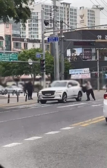 대구 도로 한복판서 싸움…40대 남성이 70대 노인 폭행한 장면 SNS 공개돼 논란
