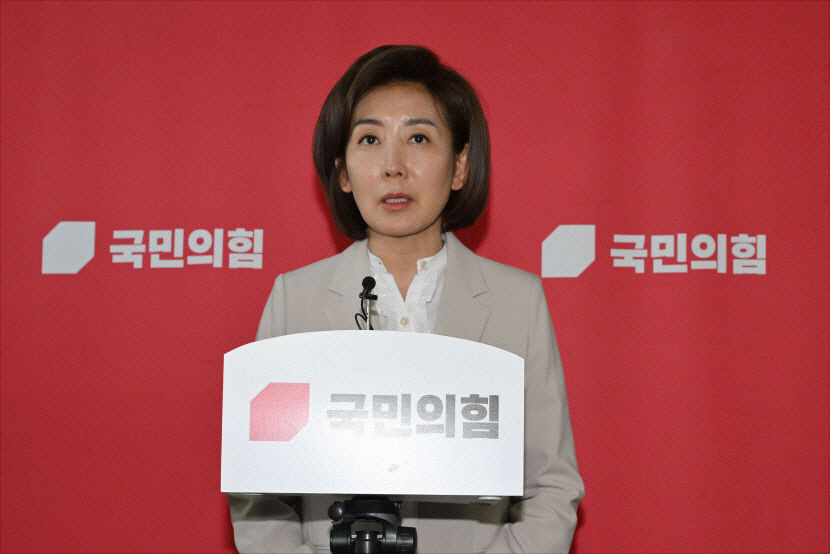 나경원, 친윤 이철규 의원과의 연대설에 그냥 웃을게요